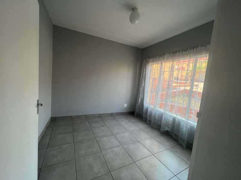 Stunning newly renovated ground floor apartment with a tenant is up for Sale - Photo 8