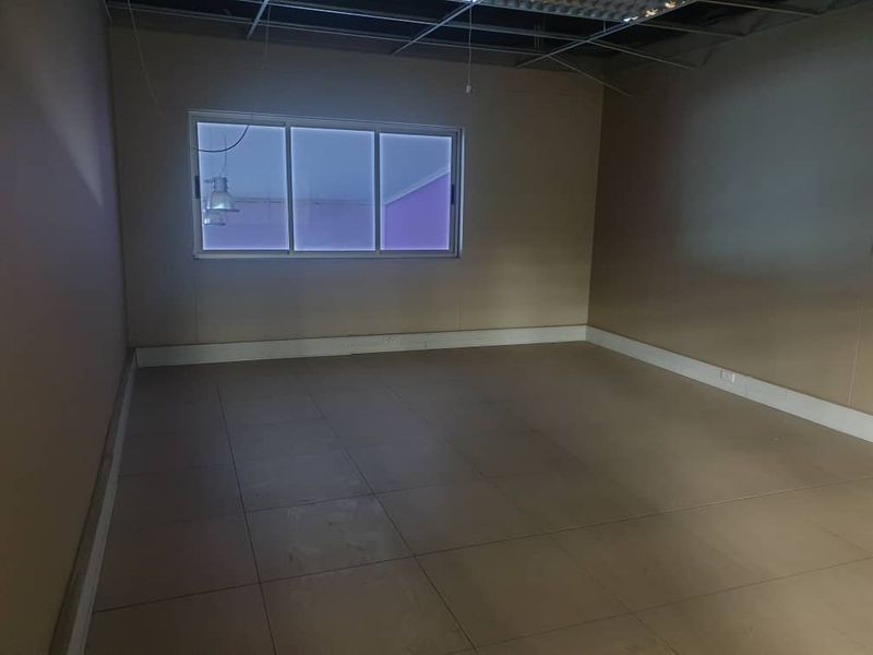 WAREHOUSE WITH OFFICE FACILITY TO LET: - Photo 7