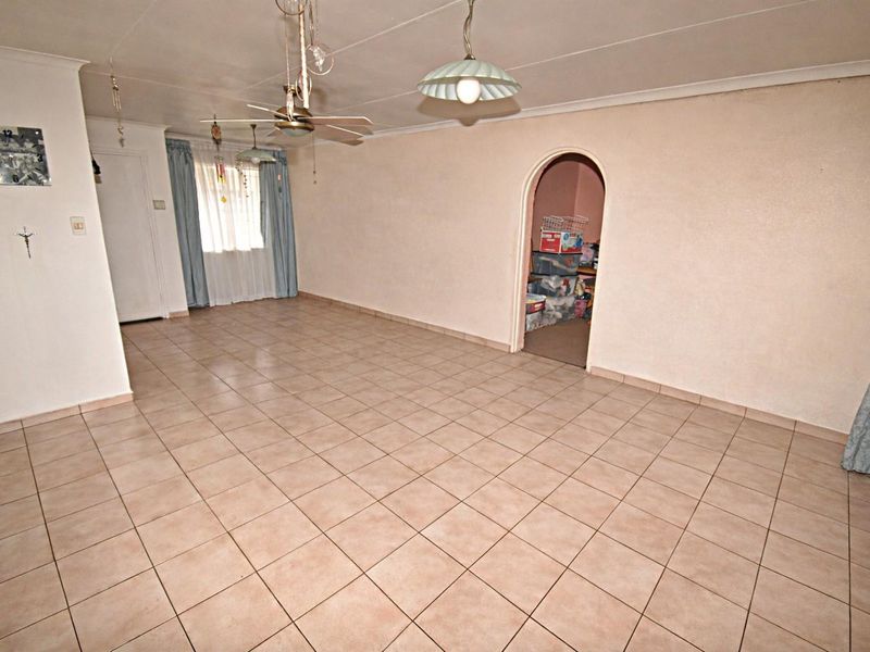 Spacious Family Home - Photo 4