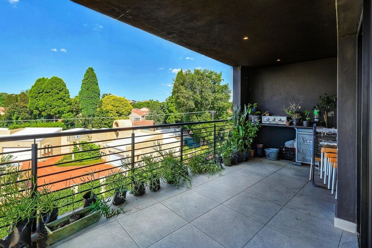 Elevated Living: An Eco-Chic Luxury Penthouse - Photo 4