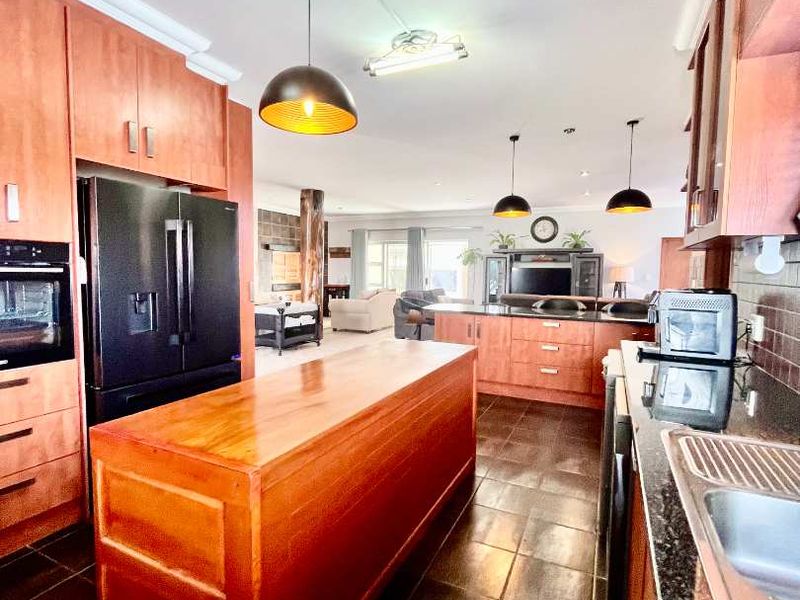 Spacious 5-Bedroom Family Home with En-Suite bathrooms & Exceptional Entertaining Areas - Photo 9