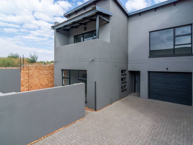 Sleek design and scenic views - 3-bedroom Home in Noordheuwel's Finest - Photo 2
