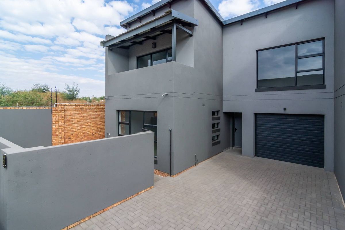 Sleek design and scenic views - 3-bedroom Home in Noordheuwel's Finest - Photo 2