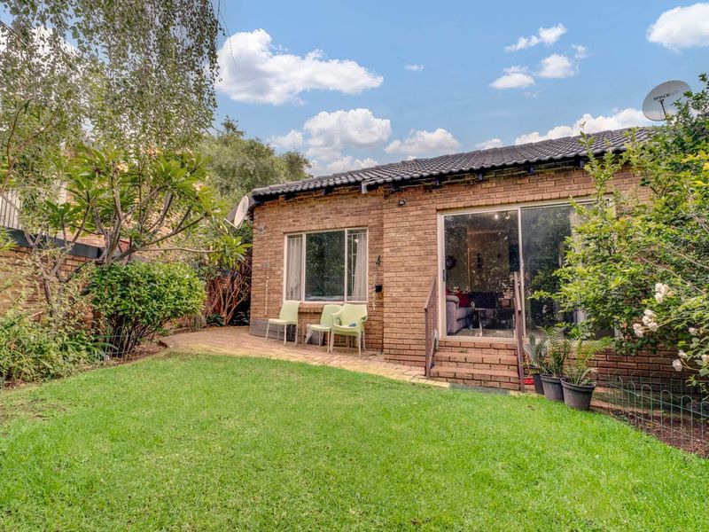 Neat 2-Bedroom Townhouse with Private Garden – Wilgeheuwel - Photo 1
