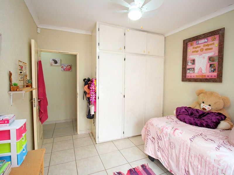 CITY LIFE AND SERENITY GREETS YOU AS YOU ARRIVE AND STEP INTO THIS PEACEFUL AND BEAUTIFUL HOME - Photo 5