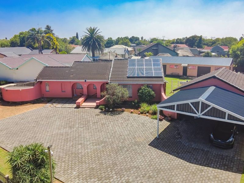 Charming Family Home with Flatlet and Workshop on Expansive Stand - Photo 3