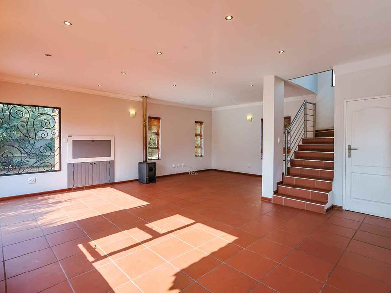 Heron Hill, Olympus – Modern Family Home with Solar System - Photo 5