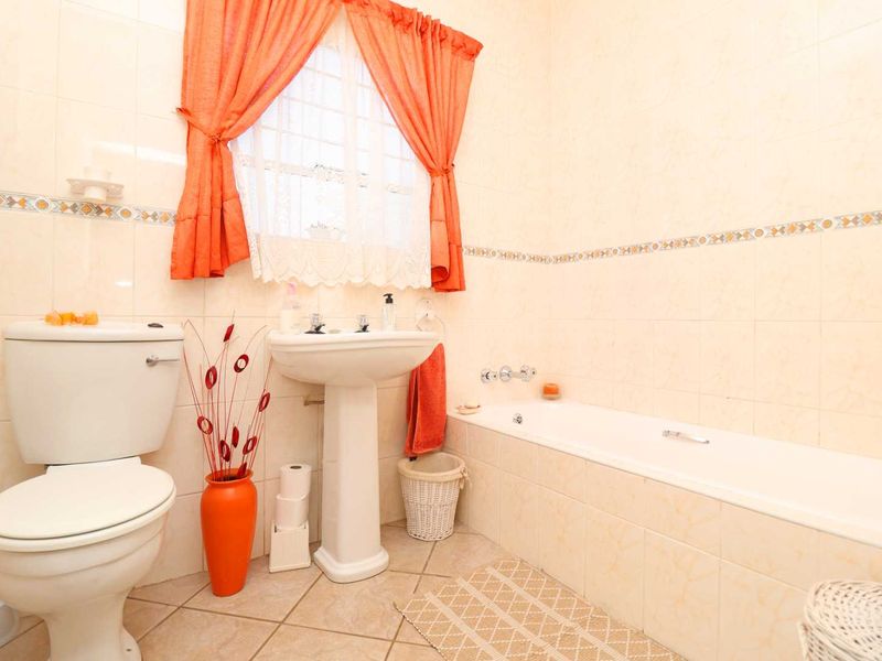 Beautiful well maintained family home - Photo 3