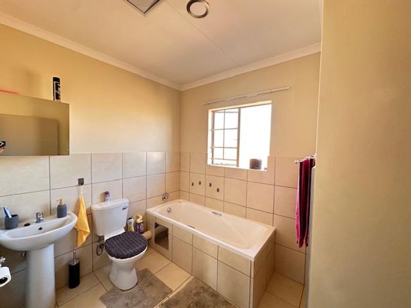 Spacious 3-Bedroom Duplex Townhouse in Annlin - Photo 7