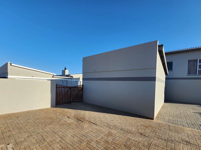 This well managed complex is freshly repainted. - Photo 5