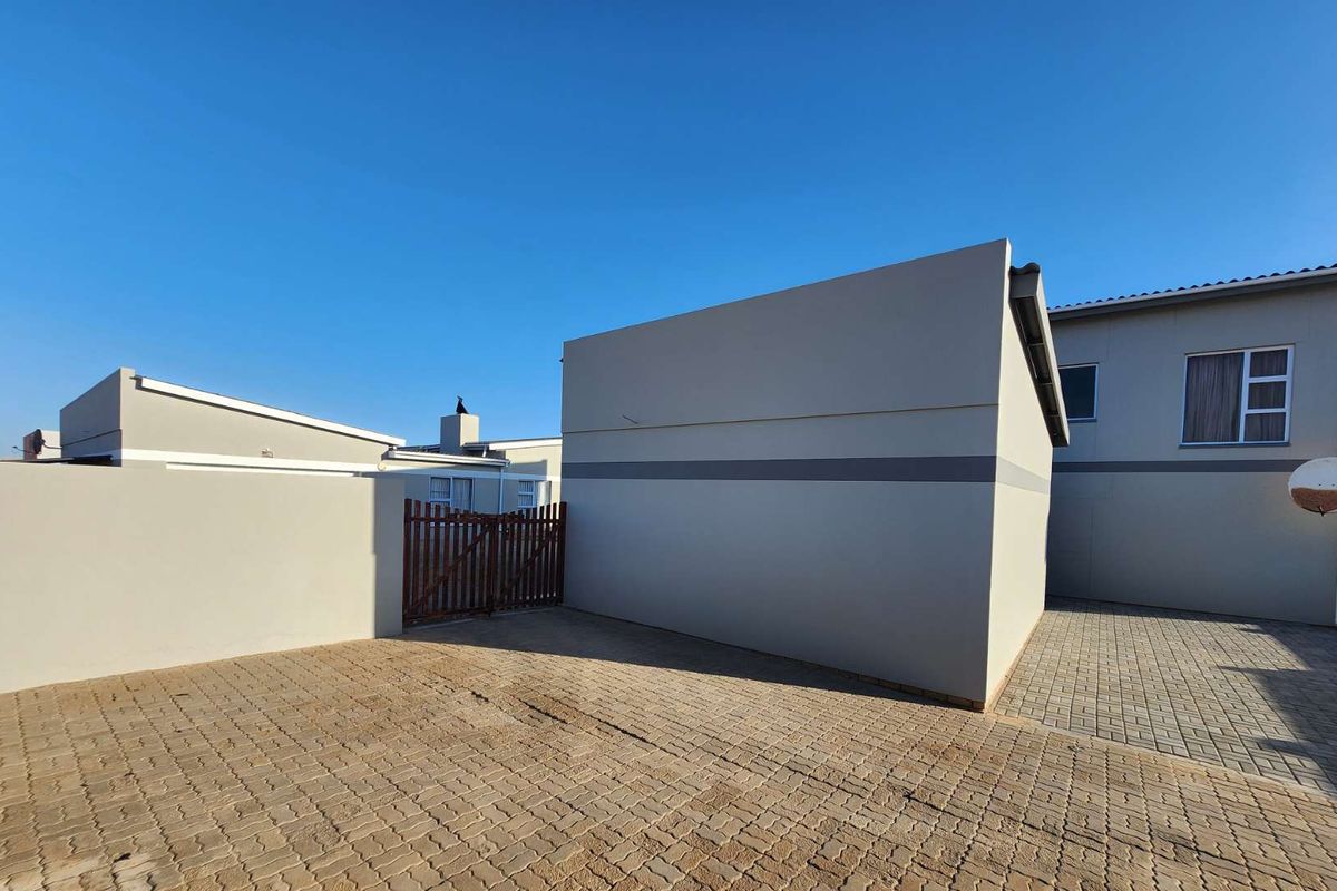 This well managed complex is freshly repainted. - Photo 5