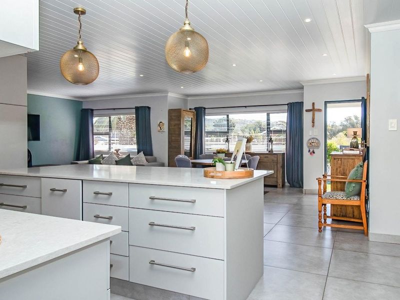 Stylish coastal retreat minutes from the shore - Photo 9