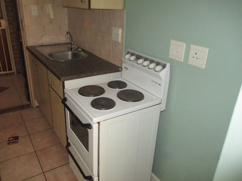 BACHELOR APARTMENT - Photo 2