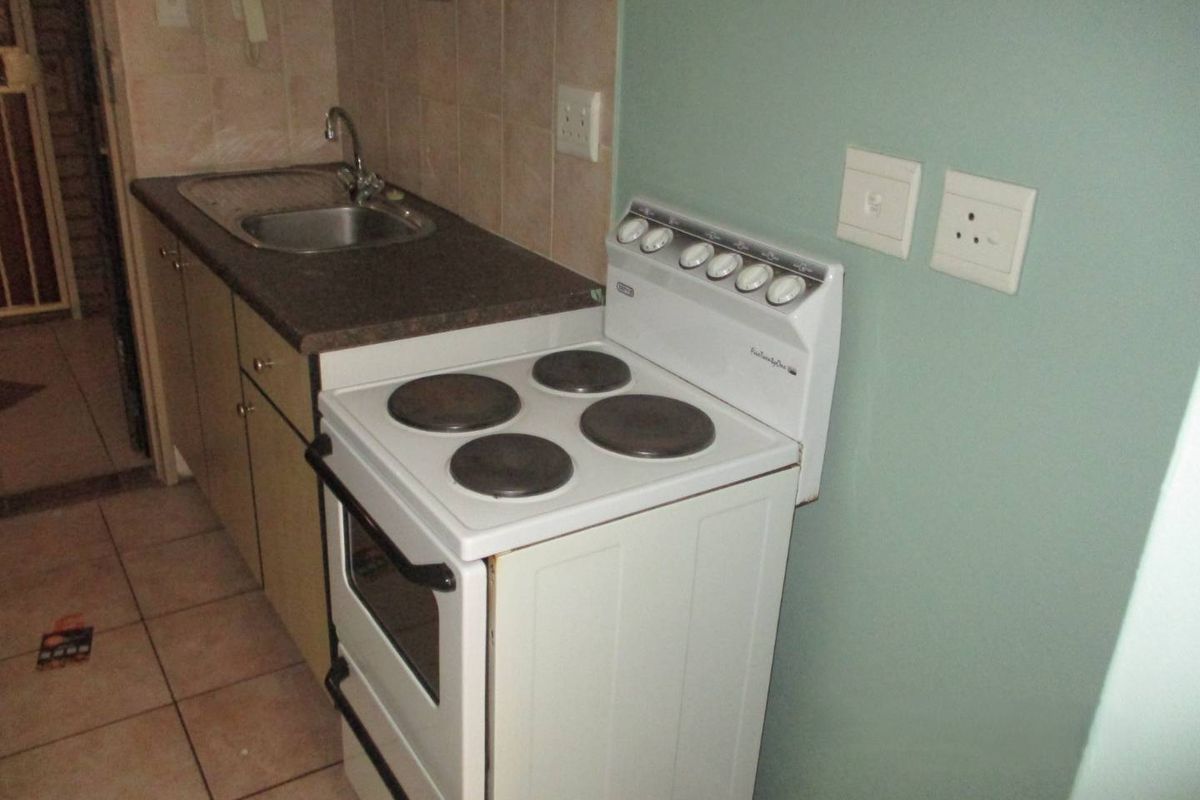 BACHELOR APARTMENT - Photo 2