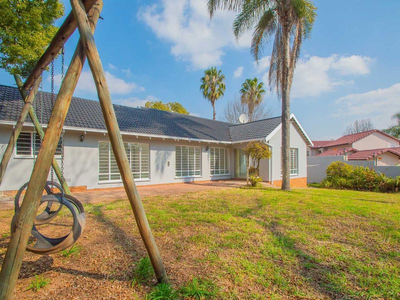 Spacious Fairfield Estate Home on 850m2 with Private Garden - Photo 6