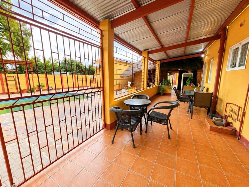 Spacious one level hosue for sale! - Photo 4