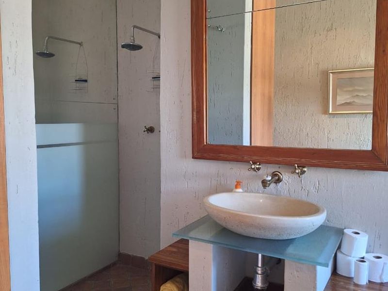 Spacious 5-Bed Residence With Consulting Rooms In Klein Windhoek - Photo 7