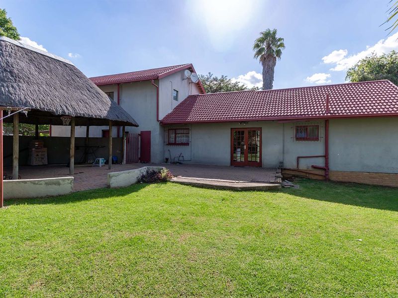 Spacious 3 Bedroom Family Home with Flatlet on a 1000sqm Stand - Photo 3