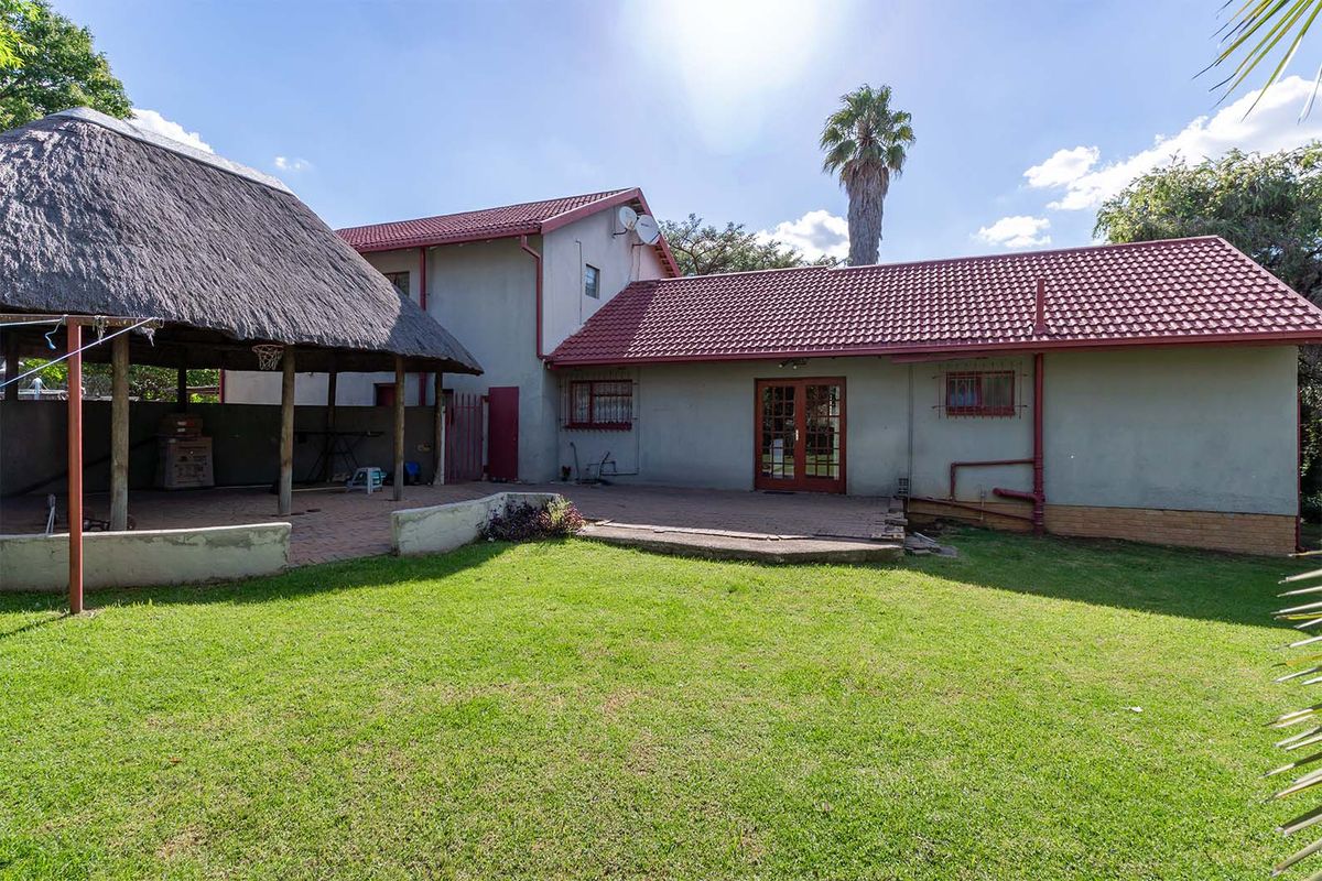 Spacious 3 Bedroom Family Home with Flatlet on a 1000sqm Stand - Photo 3