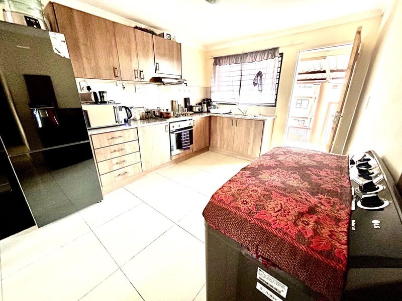 Charming Balcony Apartment in Otjomuise for Sale! - Photo 2