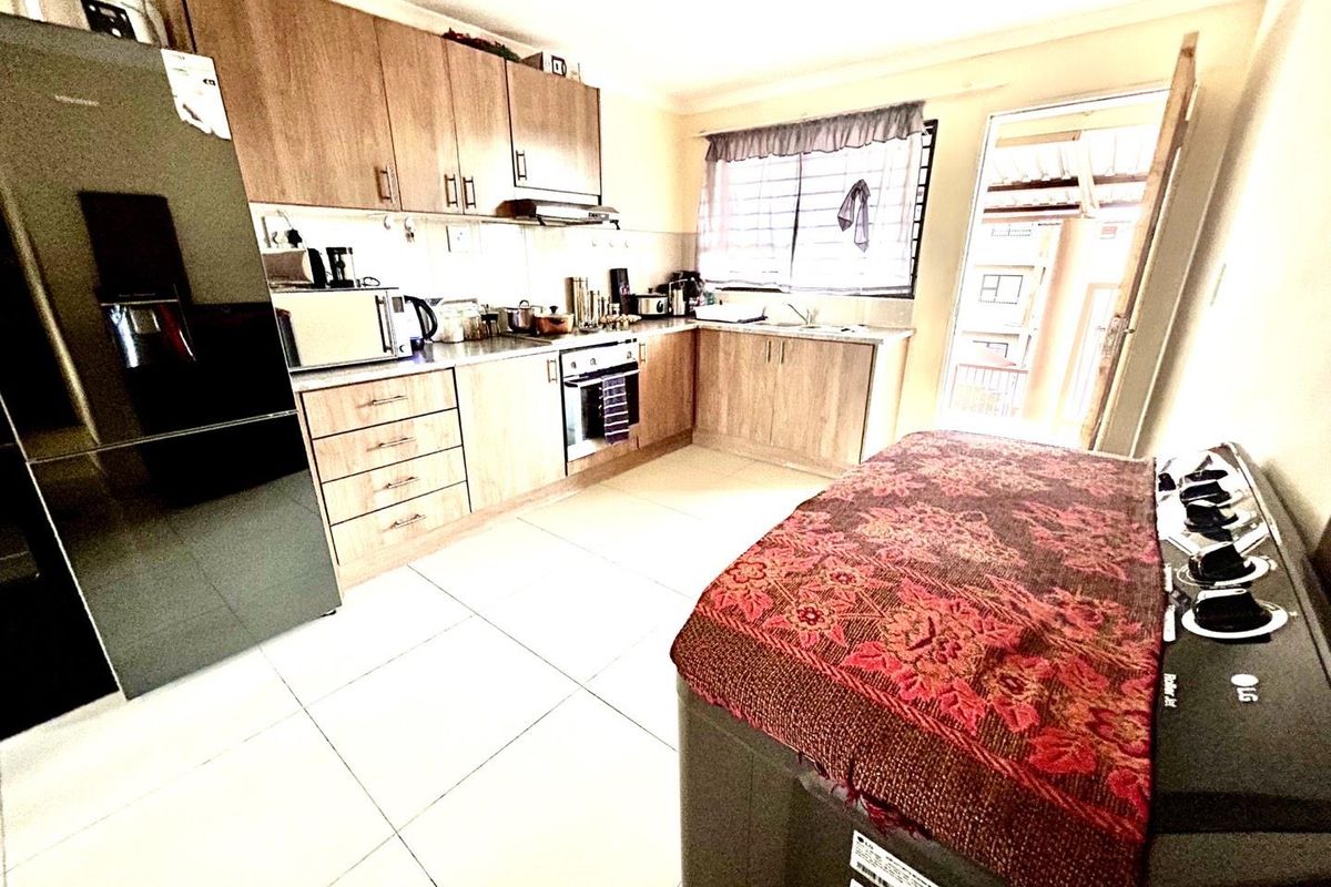 Charming Balcony Apartment in Otjomuise for Sale! - Photo 2