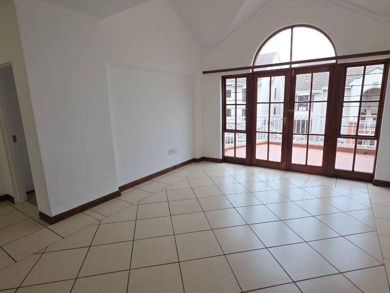 SPACIOUS 2 BED APARTMENT IN STUNNING COMPLEX - Photo 4