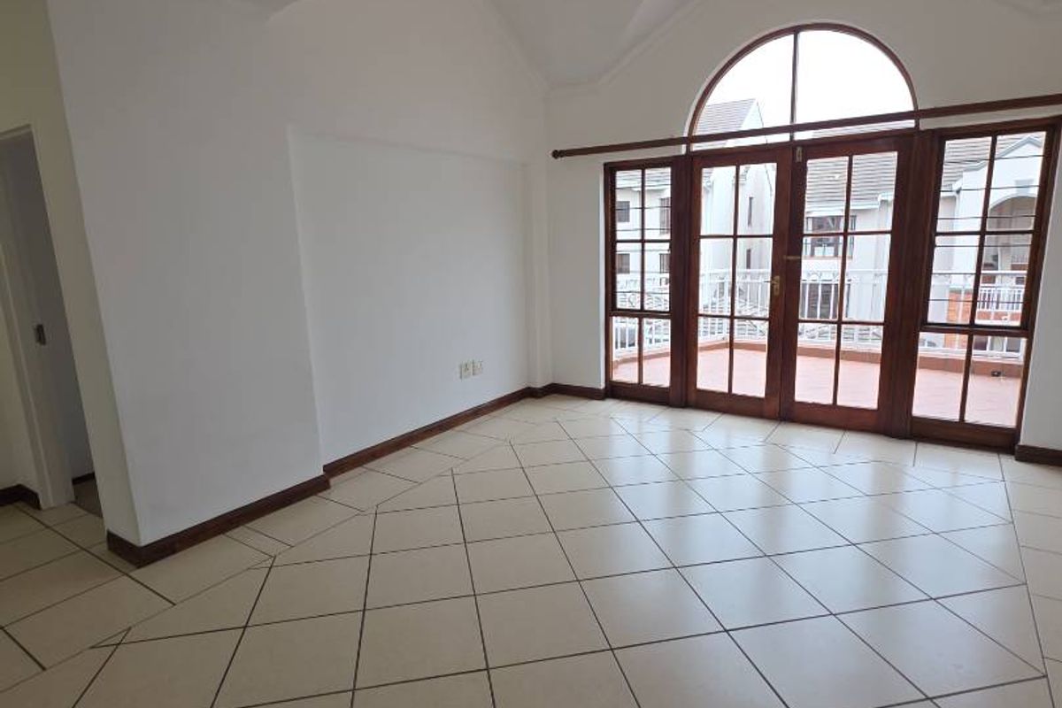 SPACIOUS 2 BED APARTMENT IN STUNNING COMPLEX - Photo 4