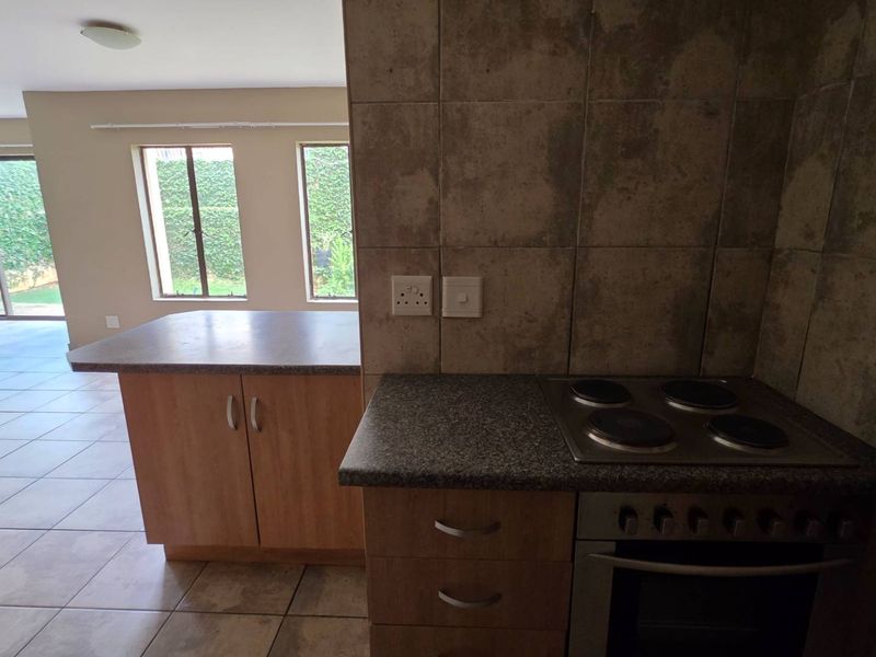 3 Bedroom 2.5 Bathroom Townhouse in Melodie - Photo 7