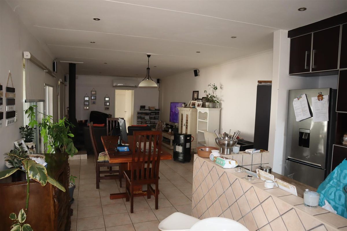 Not to be missed, 1 level Townhouse in popular complex for sale. - Photo 4