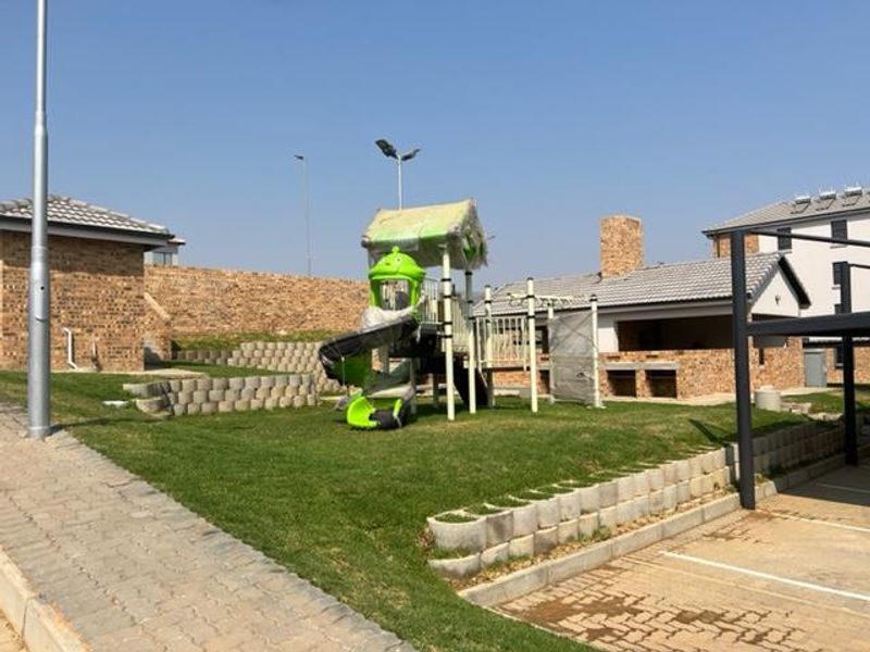 Fourways -Modern Apartment Eagles@Riverside - R 570 000! - Photo 5