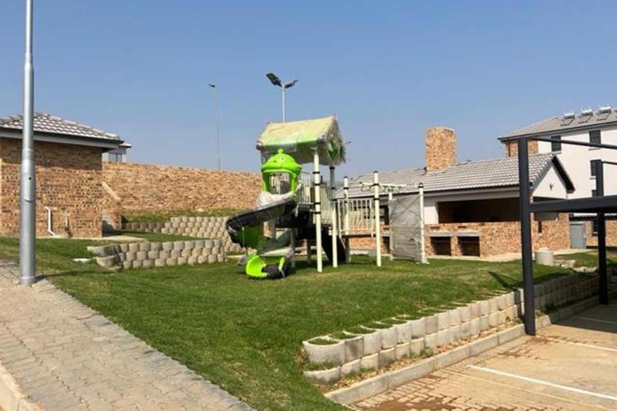 Fourways -Modern Apartment Eagles@Riverside - R 570 000! - Photo 5