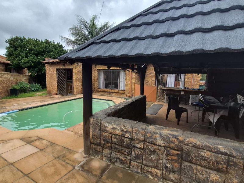 Ferreira Close: Where comfort meets charm, and your future begins - Photo 8