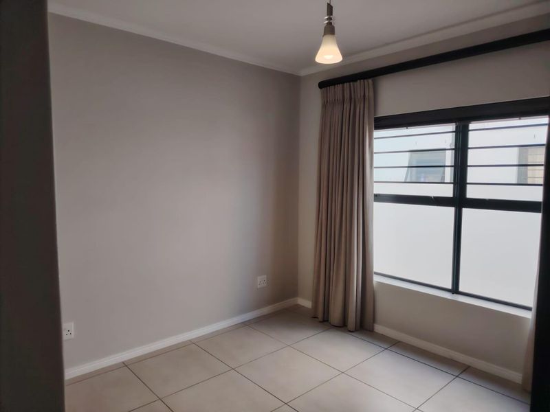 Luxury Ground-Floor Living at De Velde | 3-Bed, Pet-Friendly Oasis - Photo 8