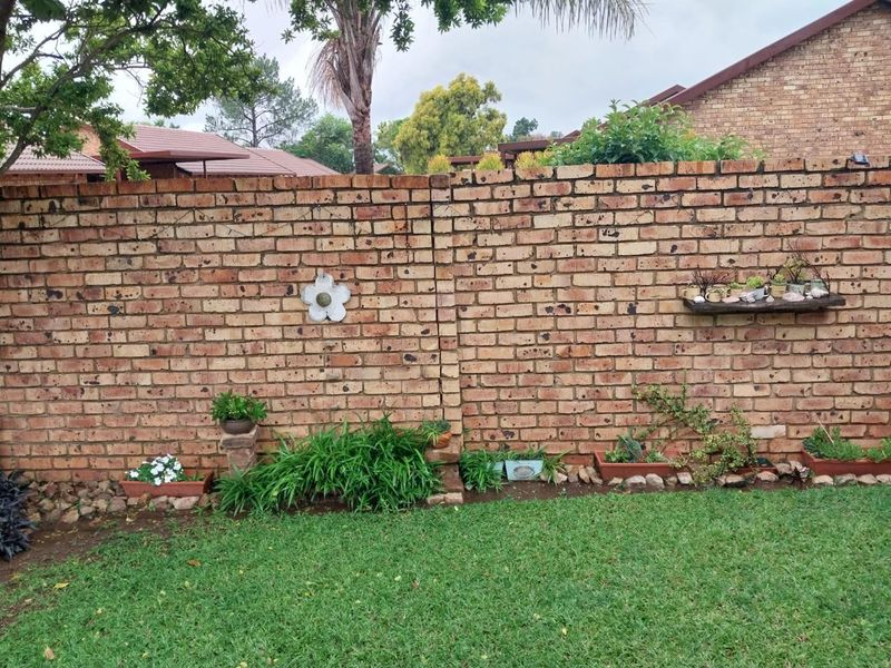 2 bedroom townhouse in sought after complex - Photo 7