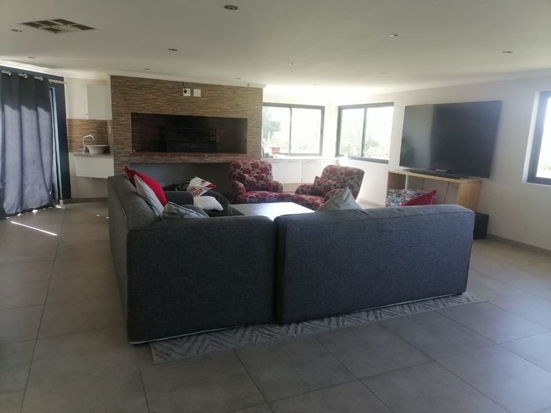 Modern Hillside Luxury with Panoramic Views in Erospark, Windhoek - Photo 4