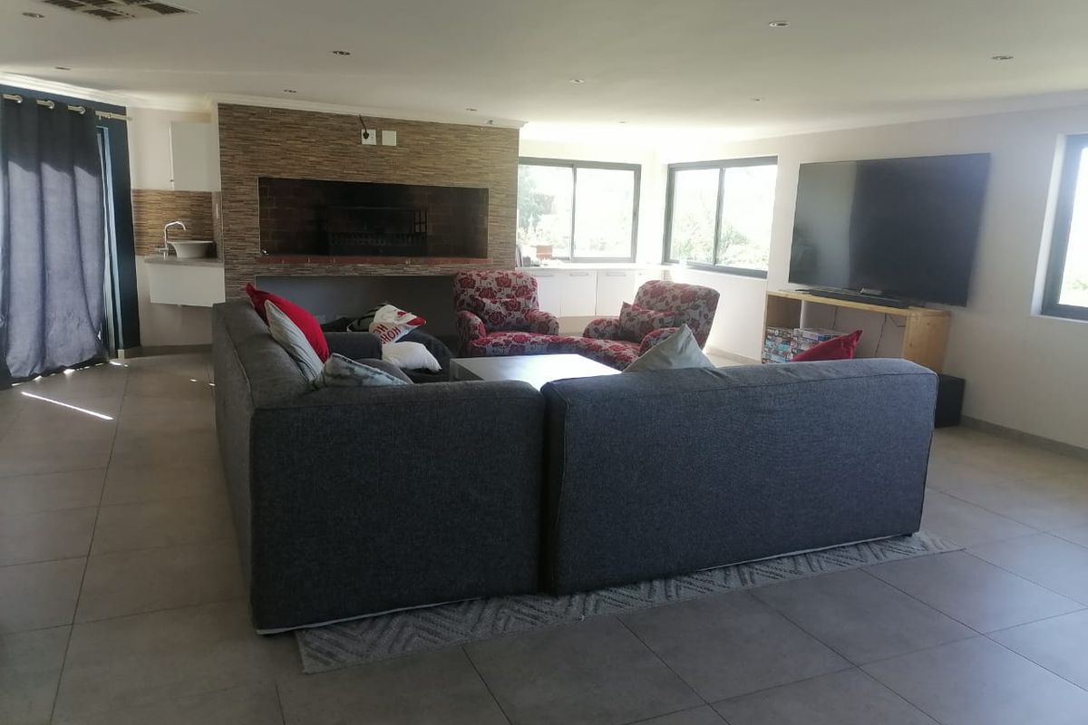 Modern Hillside Luxury with Panoramic Views in Erospark, Windhoek - Photo 4