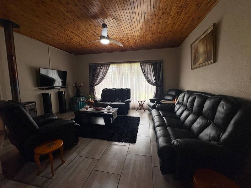 Immaculate Family Home with Exceptional Features & A Family's Dream Backyard - Photo 4