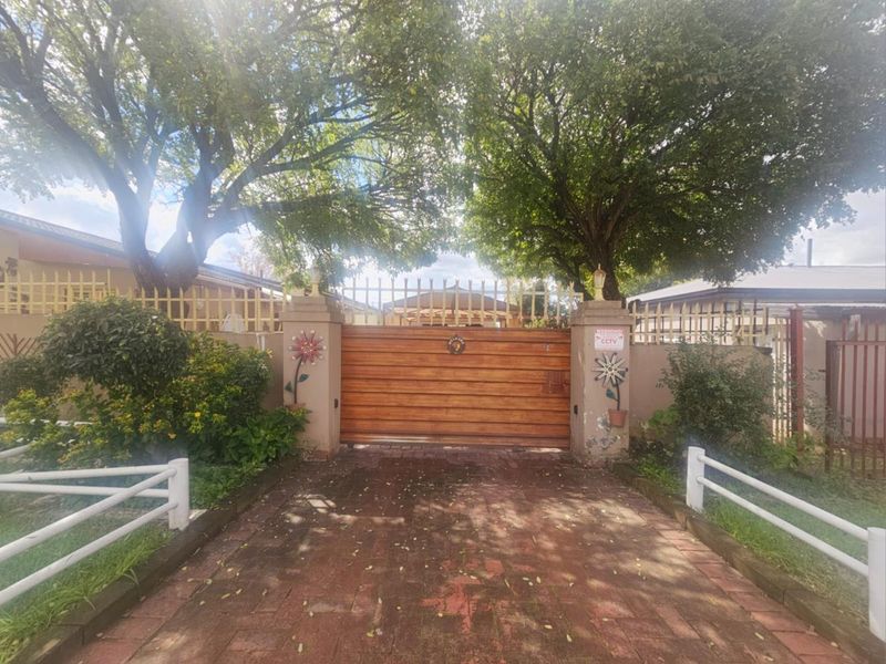 "Suburban Bliss: 3-bedroom home, Prime Location!" - Photo 4