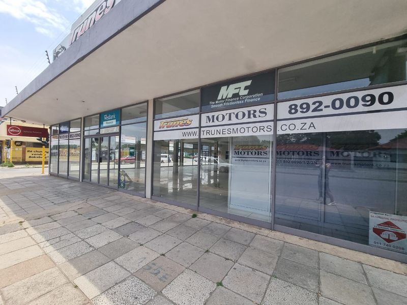 "Maximize Exposure: Showroom & Warehouse on Prime Busy Road" - Photo 2