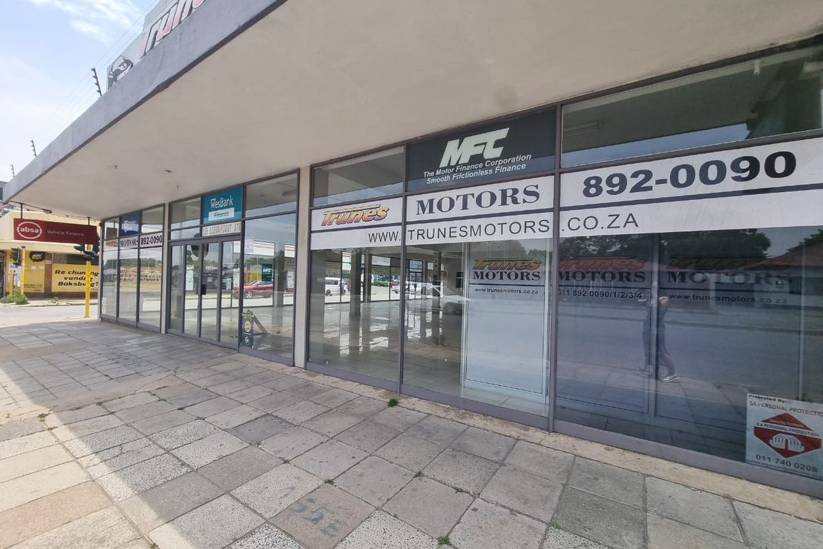 "Maximize Exposure: Showroom & Warehouse on Prime Busy Road" - Photo 2