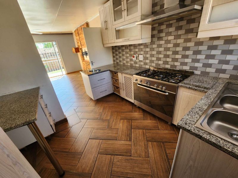 Immaculate simplex unit with own private garden - Photo 8