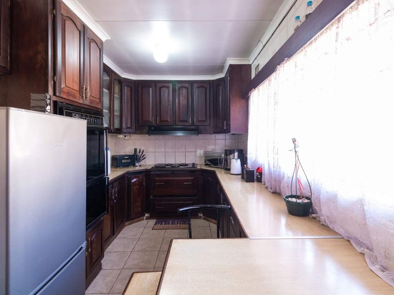 Income generating 3 Bedroom House with 2x Flatlets - Photo 8