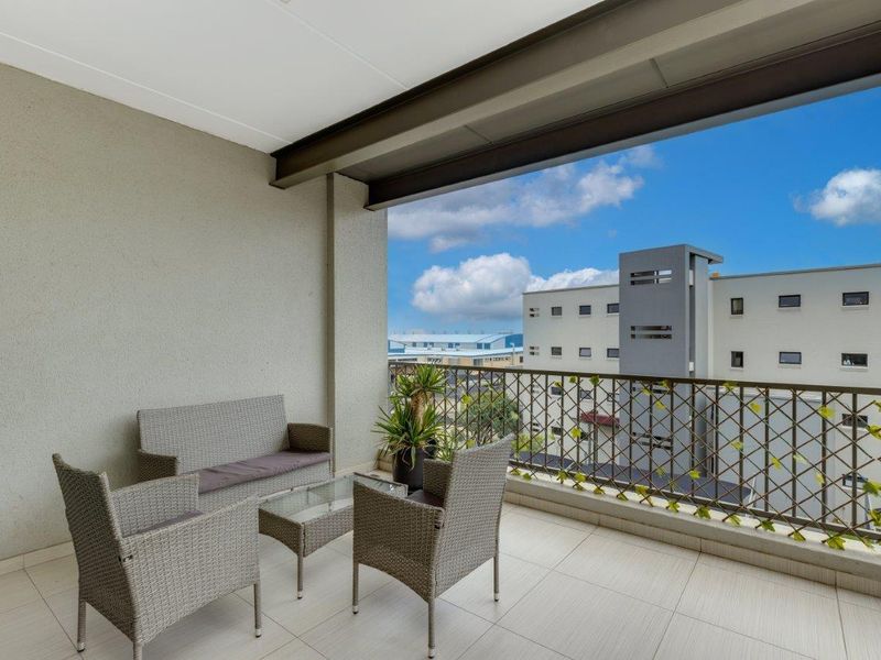 Experience Unparalleled Luxury and Security in Our Upmarket Penthouse Apartment with Gorgeous Views - Photo 5