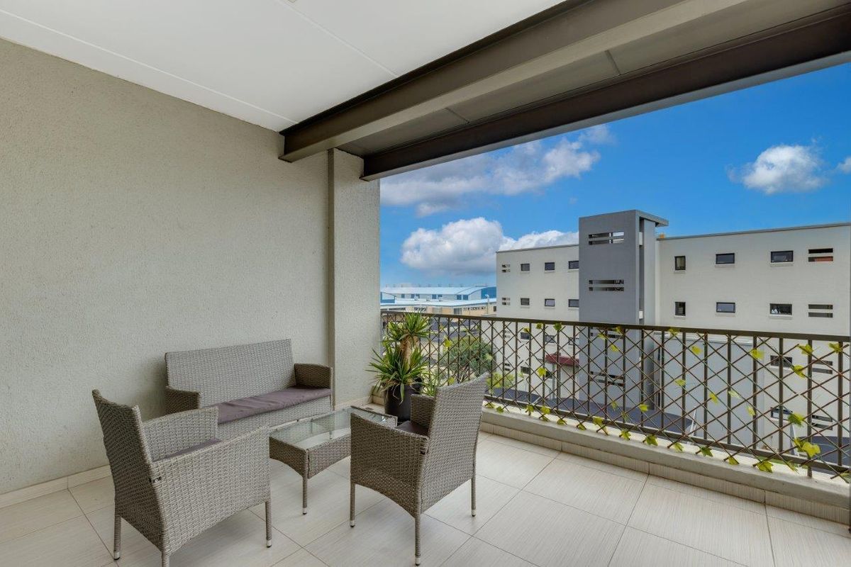 Experience Unparalleled Luxury and Security in Our Upmarket Penthouse Apartment with Gorgeous Views - Photo 5