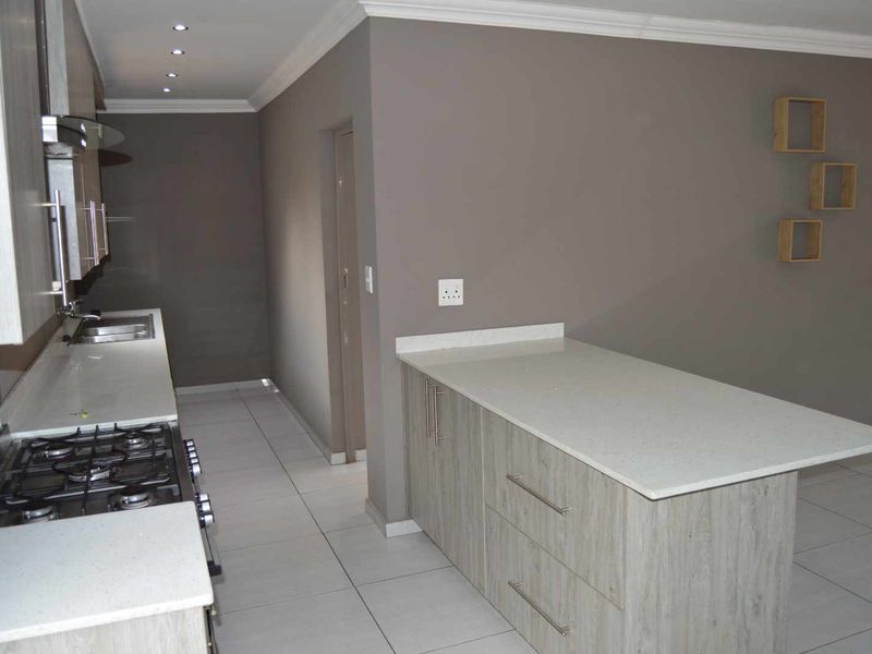 Modern Three Bedroom Cluster For Sale in Brackenhurst - Photo 8