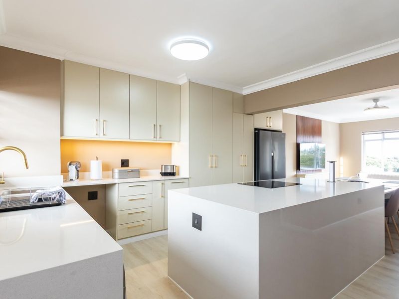 Stunning, newly renovated north-facing apartment offering modern luxury and exceptional natural light - Photo 9