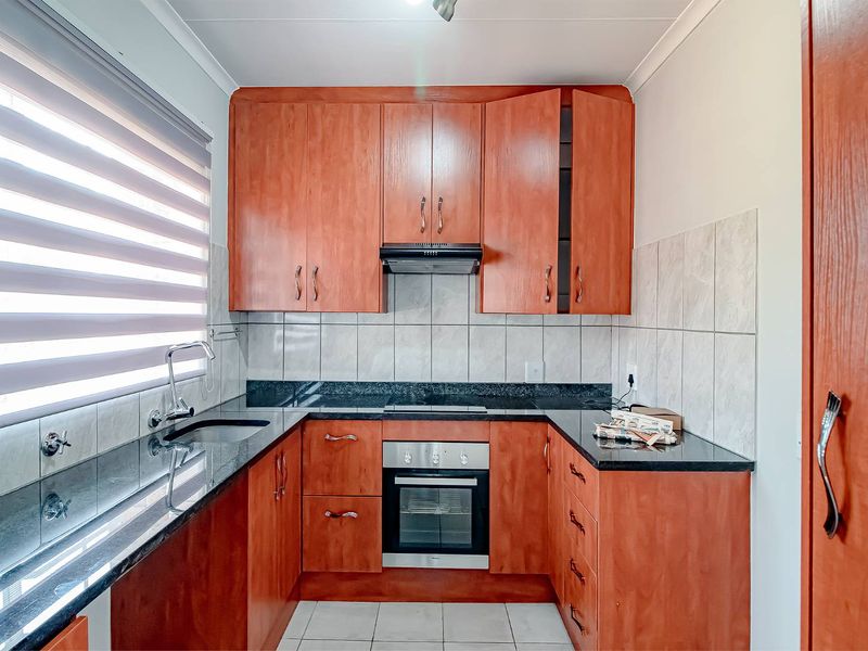 2 Bedroom 2 Bathroom Apartment - Photo 2