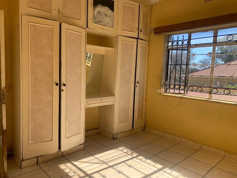 **Spacious Home with Huge Cottage & Pool – Prime Location in Rosettenville - Photo 6