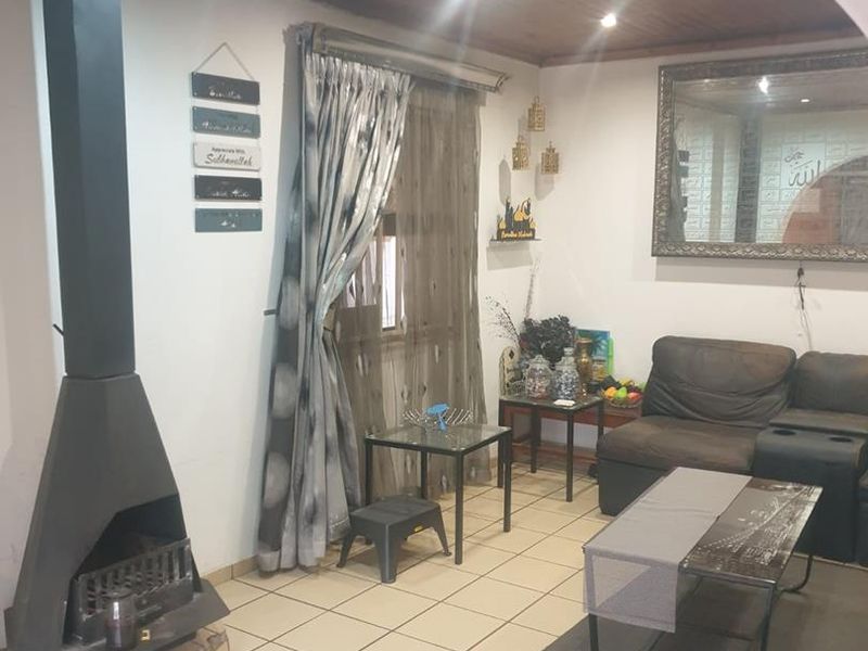 Opportunity Awaits: Spacious 3-Bedroom Home with Private 1-Bedroom Flatlet in Secure Dewald Hattingh Park, Benoni - Photo 8