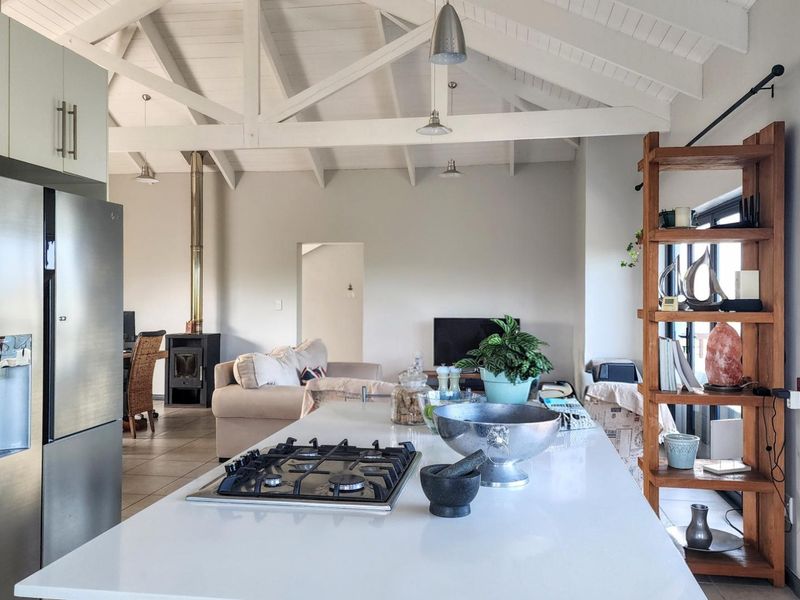 Where Modern Comfort Meets Coastal Beauty - Photo 4